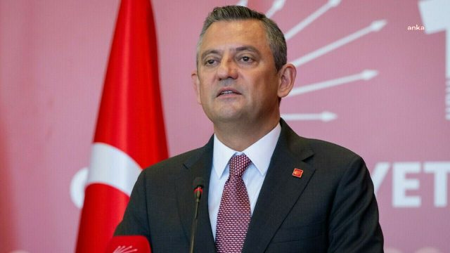 Özgür Özel'den Filenin Sultanları'na çeyrek final desteği