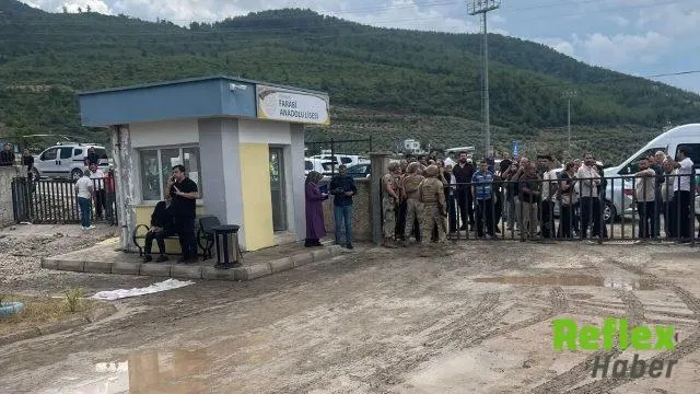 Farabi Anadolu Lisesi Bahçesinde Öğretmen M.b. Ağır Yaralandı