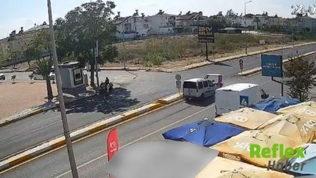 Antalya'da 3 Tekerlekli Motosiklet ile Hafif Ticari Araç Çarpıştı: Kaza Kamerada
