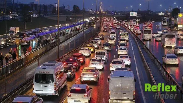 İ̇stanbul’da Yağış Ve Mesai Çıkışı Trafiği Yüzde 85’e Taşıdı