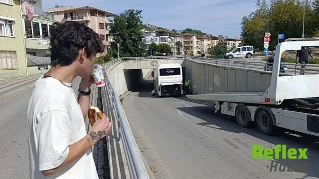 Antalya'da Tur Otobüsü Alt Geçitte Sıkıştı, Çalışmayı Simit Ayranla İ̇zledi