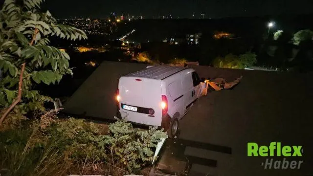 Sarıyer'de Hafif Ticari Araç Evin Çatısına Uçtu