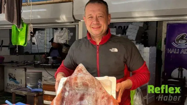 Bozcaada Açıklarında Yakalanan 15 Kiloluk Kalamar Şaşırttı