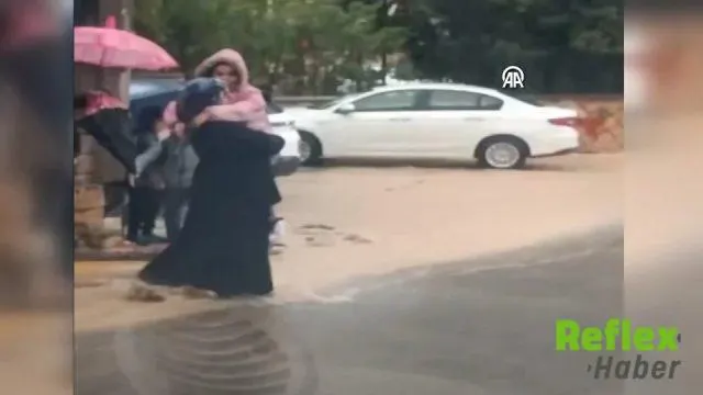 Mardin'de Öğrencileri Su Birikintisinden Geçiren Kadın Kamerada