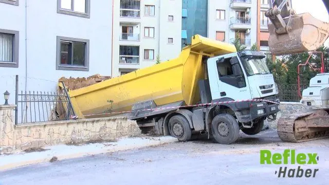Pendik’te Freni Boşalan Hafriyat Kamyonu İ̇ş Yerine Girdi