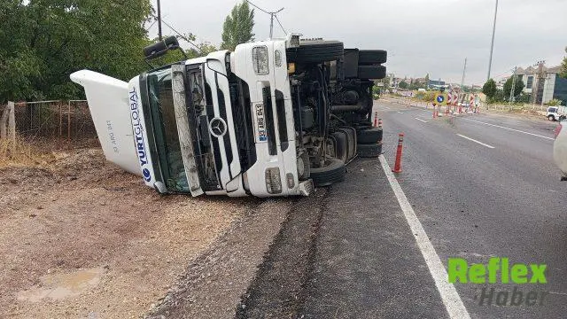 Gölbaşı-Kahramanmaraş Yolunda Yan Yatan Tır Ulaşımı Aksattı