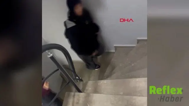 Kağıthane'de apartmanda daireleri kontrol eden iki kadın kamerada | VİDEO İZLE