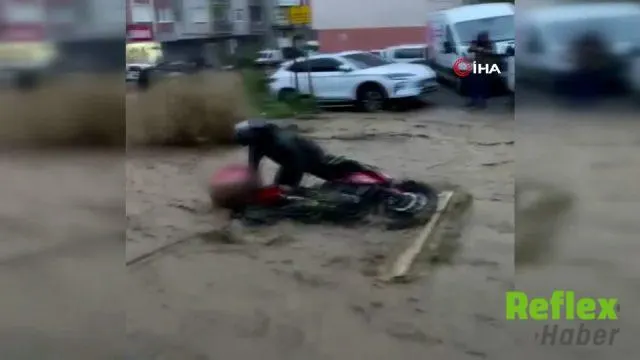 İ̇stanbul'da Sel Sularına Kapılan Motokuryenin Sürüklendiği Anlar Görüntülendi