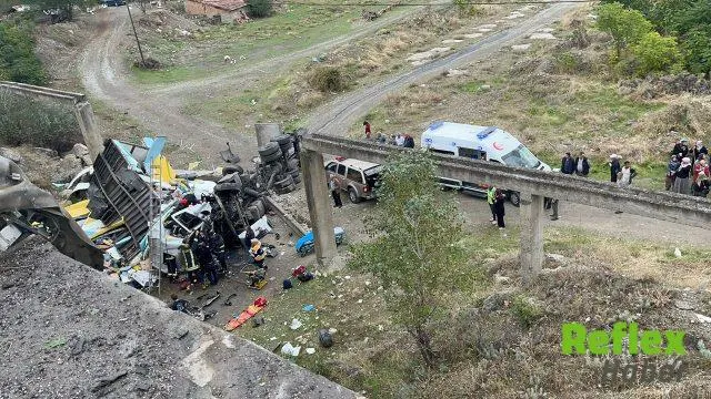 Kargo Kamyonu Köprüden Düşerek İ̇ki Kişiyi Yaraladı