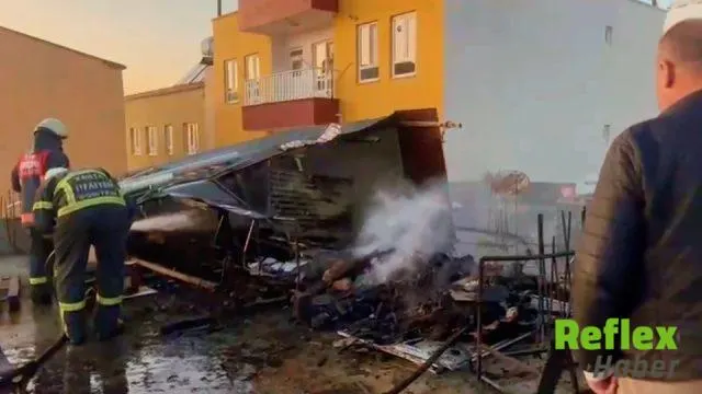Kahta'da Üç Katlı Evin Çatısındaki Koltuklar Alev Aldı