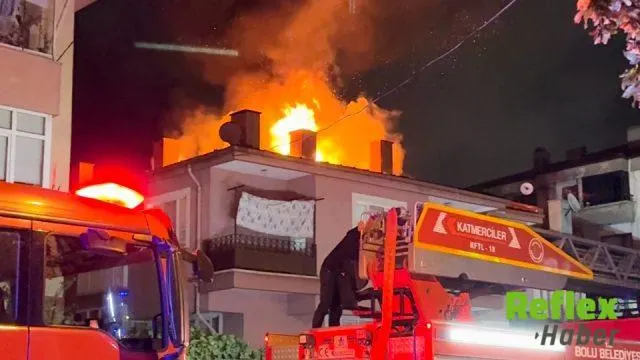 Bolu'da Üç Katlı Evin Çatısındaki Yangın Mahalleliyi Sokağa Çıkardı