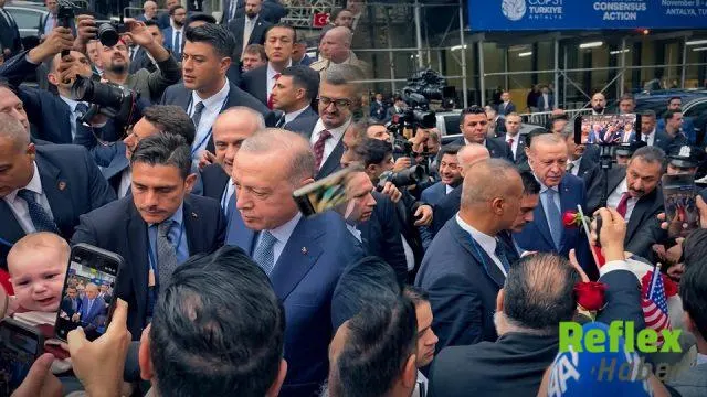Cumhurbaşkanı Erdoğan Türkevi önünde karşılandı, bebeğe altın taktı
