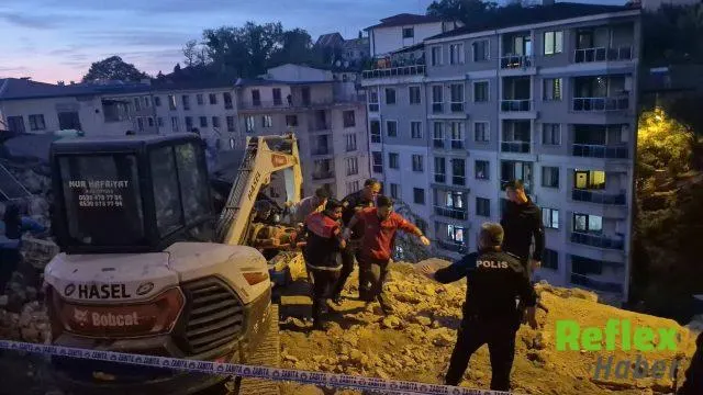 Zonguldak'ta Ailelerin Yaşadığı Bina Çöktü: 1 Kişi Kurtarıldı