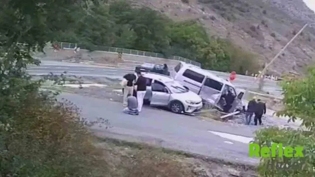 Gümüşhane’de Kavşakta Çarpışan Araçlar Durağı Yıktı