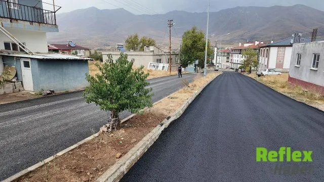 Ekinözü’nde İ̇ki Mahallede Sıcak Asfalt Mesaisi