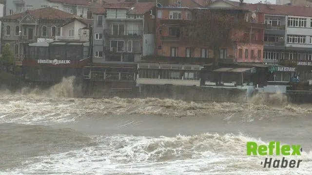 Amasra'da Fırtına Limanı Vurdu: Dalgalar 6 Metreye Çıktı