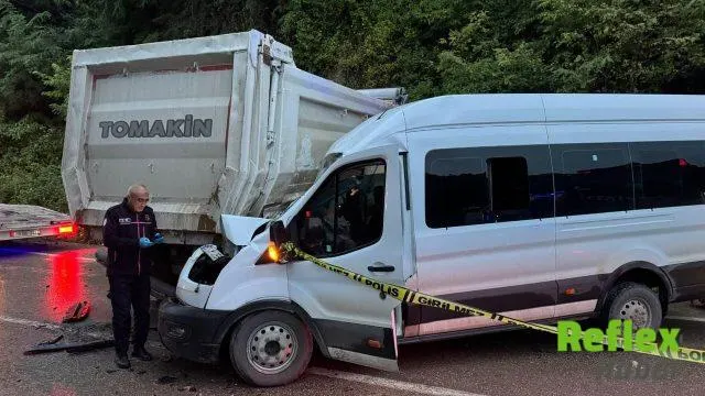 Fatsa'da Kamyonun Karşı Şeride Geçmesiyle Minibüs Kazası: 1 Ölü, 23 Yaralı