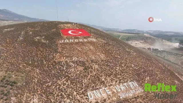 Amanoslar’daki Dev Al Bayrak 29 Ekim İ̇çin Yenilendi