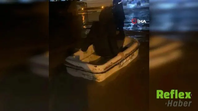 Akyazı'da Sel Sularında Mahsur Kalan İ̇mam Ve Cemaat Kurtarıldı