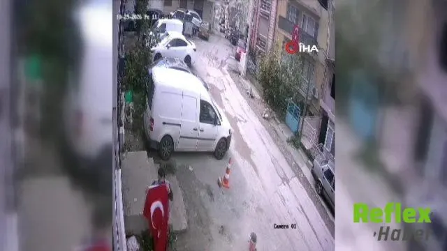 İ̇zmir'de Yere Düşen Türk Bayrağına Gençten Özenli Müdahale