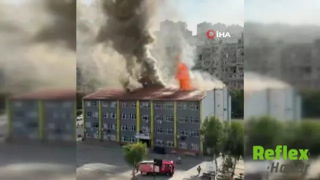 Karabağlar'da Ortaokulun Çatısında Yangın Çıktı