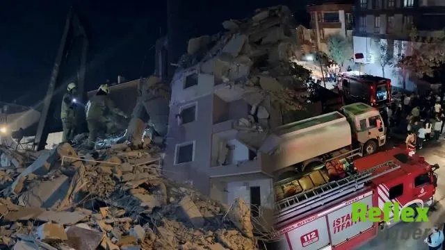 Küçükçekmece’de yıkımına başlanan binanın bir bölümü çöktü: 2 yaralı