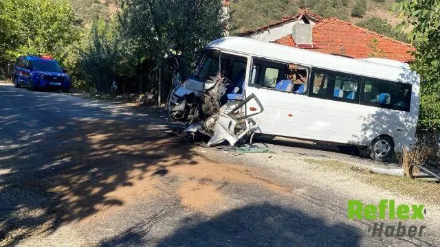 Uşak'ta Öğrenci Servisi İ̇le Kamyon Çarpıştı: 5 Yaralı