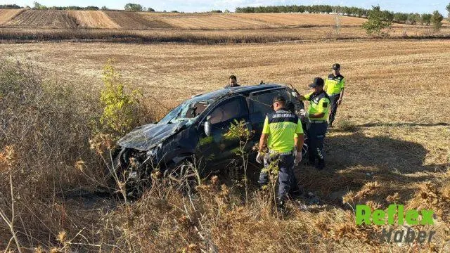 TEM Otoyolu'nda otomobil tarlaya devrildi: 1 ölü, 2 yaralı