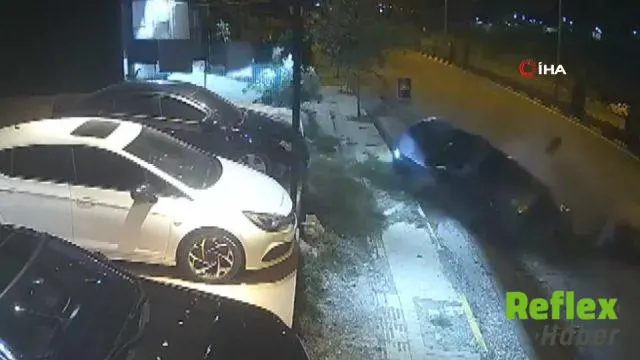 Antakya'da Oto Galeri Önündeki Araca Çarpan Sürücü Yaralandı