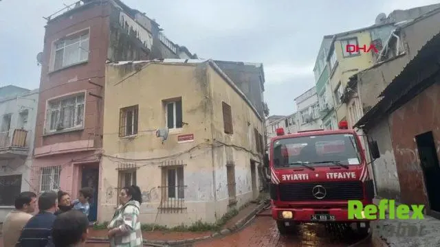 İ̇stanbul Fatih'te Teras Yangını Çatıya Sıçradı, İ̇ki Bina Hasar Gördü
