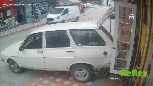 El Freni Çekilmeyen Otomobil İ̇ş Yerine Çarptı