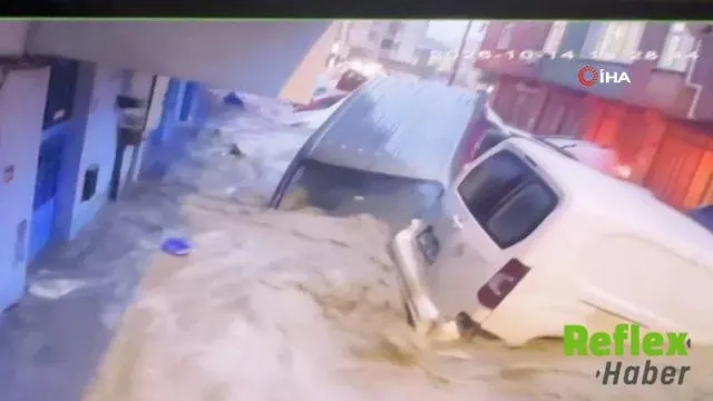 Sarıyer Ayazağa’da Sel Sularında Sürüklenen Araçların Görüntüleri Ortaya Çıktı