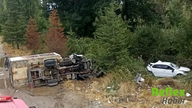 Uşak’ta Kamyonet Otomobile Çarptı: Üç Kişi Ağır Yaralandı