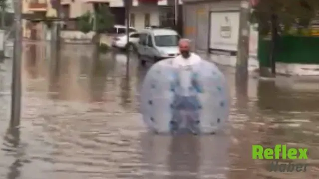 Mersin’de Suya Dönen Yolda Şişme Balonla İ̇lerledi