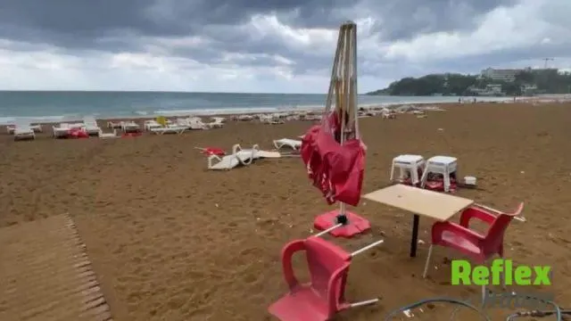 Alanya'da kuvvetli rüzgar şezlongları metrelerce sürükledi