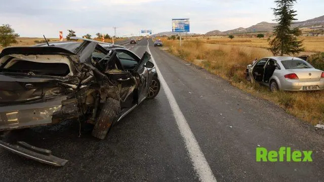 Nevşehir-Kayseri Yolunda İ̇ki Otomobil Çarpıştı: 6 Yaralı