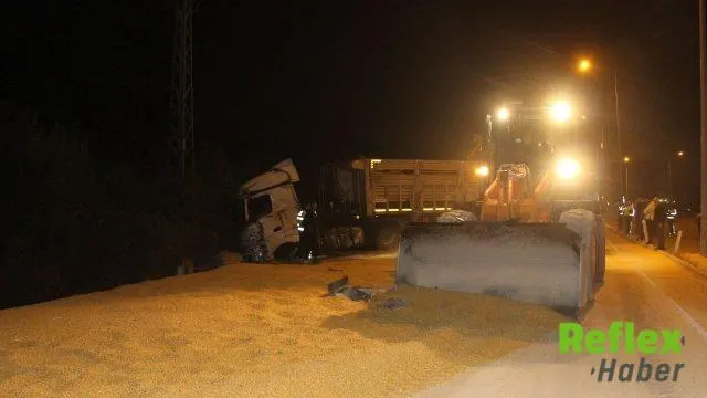 Amasya’da 25 Ton Mısır Taşıyan Tır Devrildi