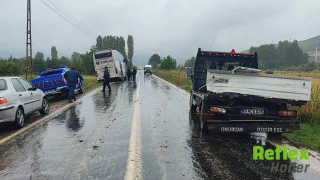 Tokat-Almus Yolunda Otobüsün Çarptığı Kamyonette 2 Yaralı