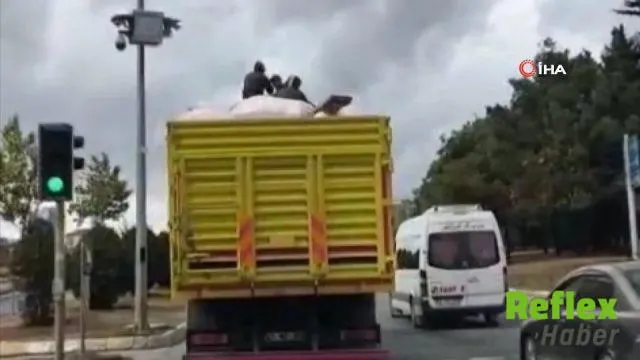 Bağcılar’da kamyon kasasındaki çuvalların üzerinde tehlikeli yolculuk kamerada | VİDEO İZLE