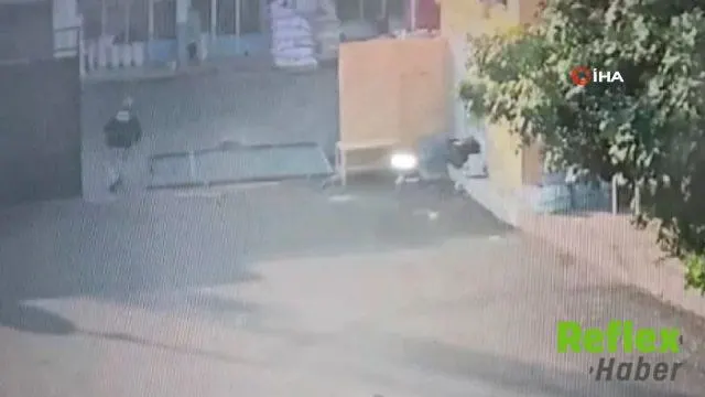 Fıstık Halinde Yerinden Çıkan Kapı Bekçinin Üzerine Düştü