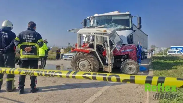 Erbaa’da Askeri Malzeme Taşıyan Tir Traktörle Çarpıştı