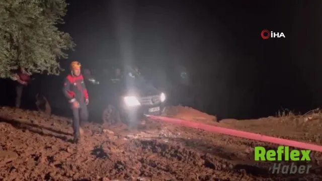 Kilis'te Çamura Saplanan İ̇ki Araç Kurtarıldı