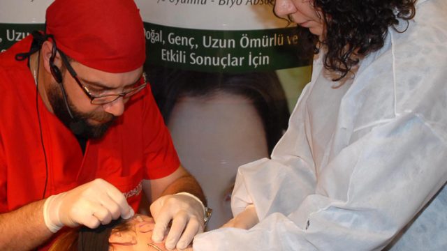 “Sanayi silikonuyla dudağa dolgu, at dopingiyle botoks yapılıyor, kaportacılar saç ekimi yapıyor”
