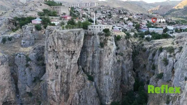 Çüngüş’te Uçurumun Üzerindeki Ev Ve Bahçe Dikkat Çekiyor