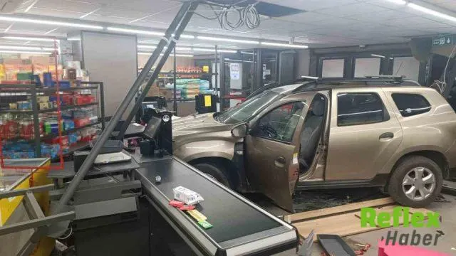 Bartın’da 81 Yaşındaki Sürücü Park Ederken Markete Girdi