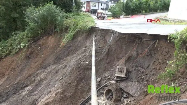 Trabzon'da şiddetli yağış sonrası otomobil dereye düştü | VİDEO İZLE
