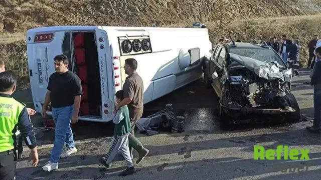 Bingöl'de Midibüs Ve Kamyonet Çarpıştı: 12 Yaralı