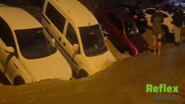 Ankara'da sel sonrası yol çöktü: 20 otomobil çukura düştü