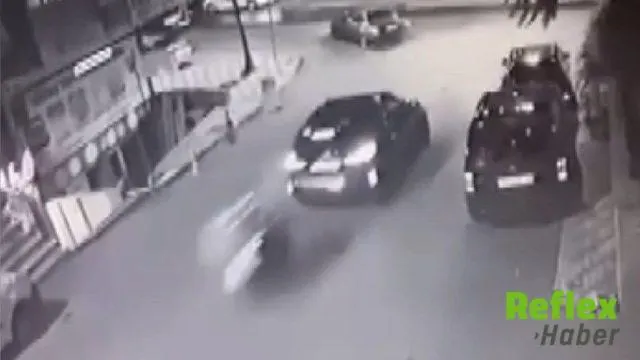 Üsküdar’da Otomobile Arkadan Çarpan Motokurye Ağır Yaralandı