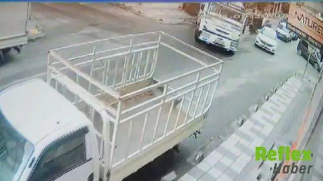 Bağcılar'da Kontrolden Çıkan Su Tankeri Direğe Çarparak Durdu